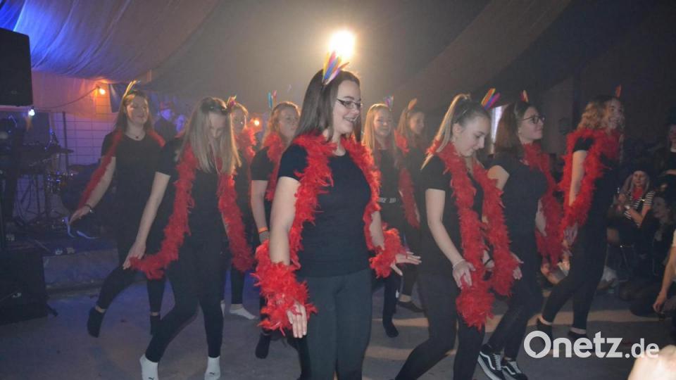 Die Fußballer-Mädels gehen beim Moosbacher Sportlerball bei einem Charleston-Tanz auf Zeitreise. Bild: gi