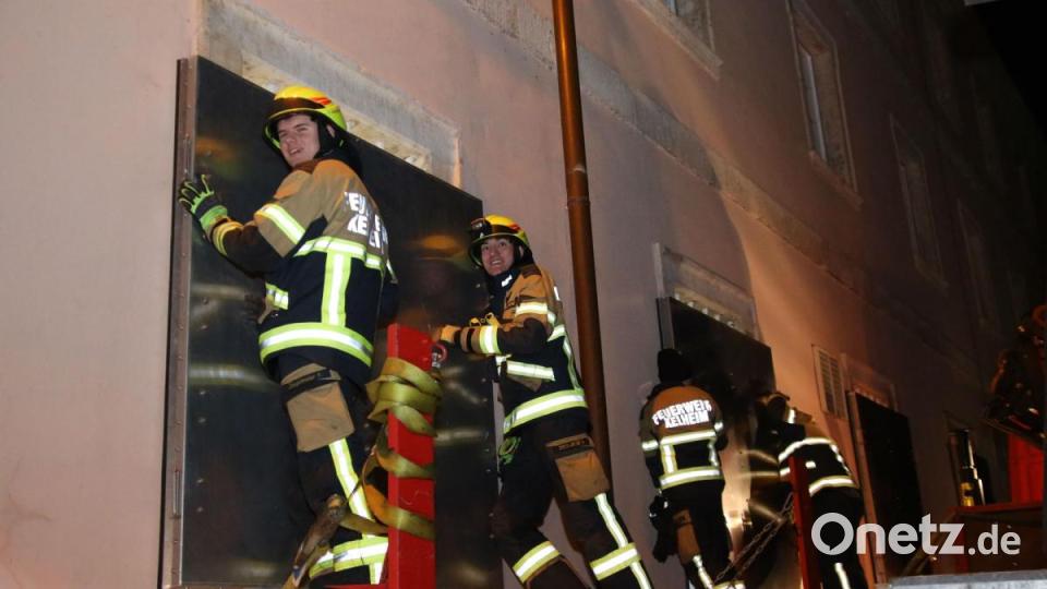 Seit Montagabend baut die Feuerwehr am Kloster Weltenburg (Kelheim) Schutzwände auf. Am Mittwoch könnte die Donau bis zu sechs Meter über die Ufer treten. Bild: Alexander Auer