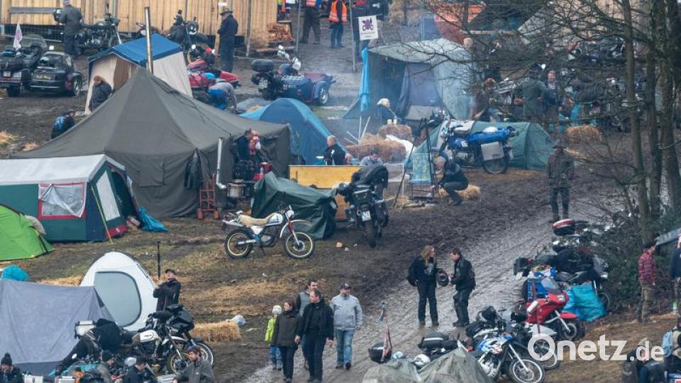 Zelte stehen auf dem Gelände des Elefantentreffens. Bild: Armin Weigel/dpa