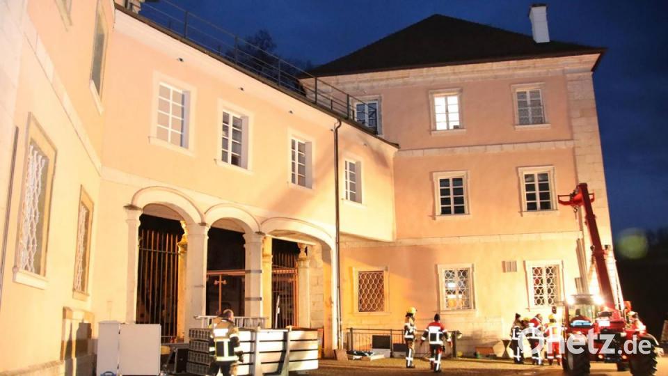 Seit Montagabend baut die Feuerwehr am Kloster Weltenburg (Kelheim) Schutzwände auf. Am Mittwoch könnte die Donau bis zu sechs Meter über die Ufer treten. Bild: Alexander Auer