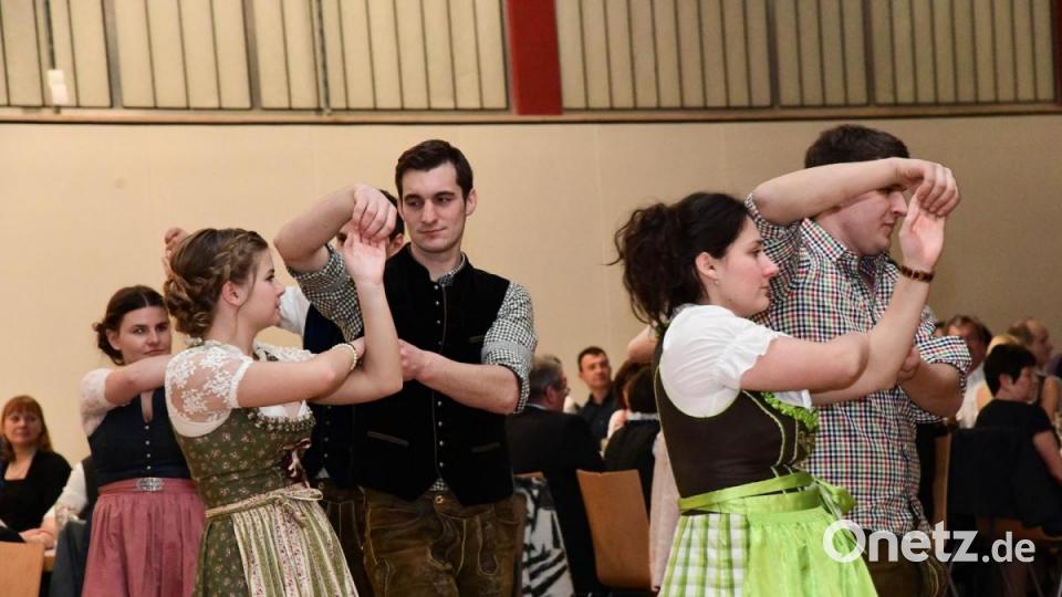 Beim &quot;Fensterl-Tanz&quot; war die Koordination der Arme und Hände besonders gefragt. Dies gelang den Burschen und Madln mühelos. Bild: Freya Stoeckl