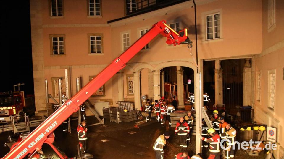 Seit Montagabend baut die Feuerwehr am Kloster Weltenburg (Kelheim) Schutzwände auf. Am Mittwoch könnte die Donau bis zu sechs Meter über die Ufer treten. Bild: Alexander Auer