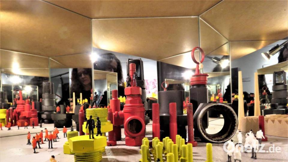 Wer den Kopf in eine dieser gespiegelten Installationen steckt, verliert sich iin Räumen die sich unendlich fortsetzen. Bild: ubb