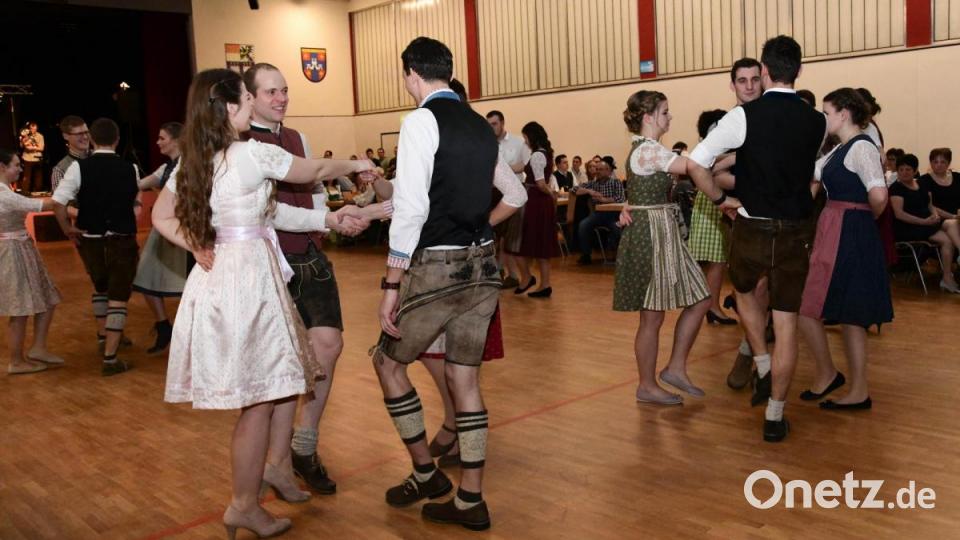 Für die Kreuz-Polka slawischen Ursprungs erntete die Jungbauernschaft viel Applaus. Bild: Freya Stoeckl