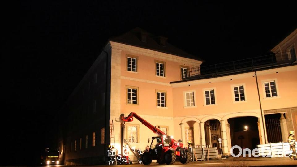Seit Montagabend baut die Feuerwehr am Kloster Weltenburg (Kelheim) Schutzwände auf. Am Mittwoch könnte die Donau bis zu sechs Meter über die Ufer treten. Bild: Alexander Auer