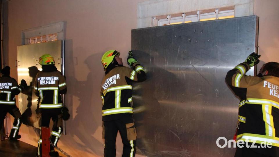 Seit Montagabend baut die Feuerwehr am Kloster Weltenburg (Kelheim) Schutzwände auf. Am Mittwoch könnte die Donau bis zu sechs Meter über die Ufer treten. Bild: Alexander Auer
