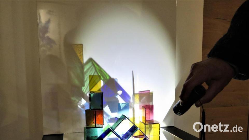 Mit einer Taschenlampe beleuchtet bekommmt die Glasinstallation immer neue Tiefe, je nachdem, wie es der Betrachter zufällig oder gewollt möchte. Bild: ubb