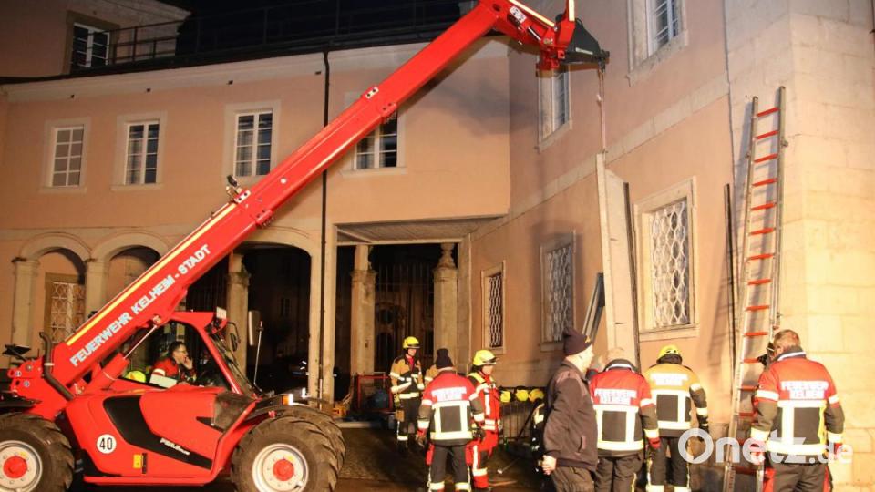 Seit Montagabend baut die Feuerwehr am Kloster Weltenburg (Kelheim) Schutzwände auf. Am Mittwoch könnte die Donau bis zu sechs Meter über die Ufer treten. Bild: Alexander Auer