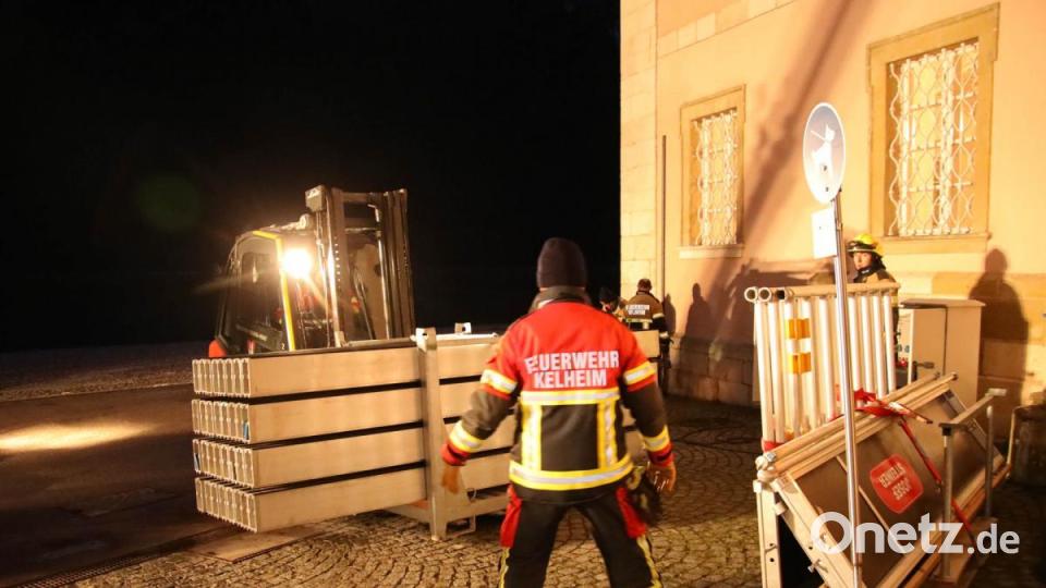 Seit Montagabend baut die Feuerwehr am Kloster Weltenburg (Kelheim) Schutzwände auf. Am Mittwoch könnte die Donau bis zu sechs Meter über die Ufer treten. Bild: Alexander Auer