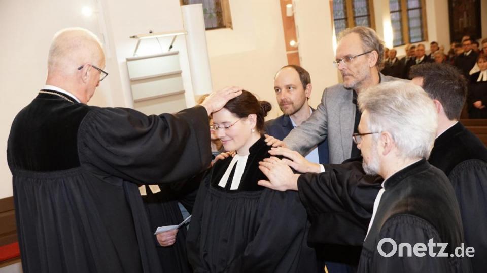 Regionalbischof Klaus Stiegler und die Wegbegleiter von Kathrin Spies berufen sie in das Amt der Pfarrerin. V.l.: Alexander Spies, Gerhard Eber (verdeckt Pfarrer Stefan Fischer) und Pfarrer Dirk Grafe. Bild: bkr