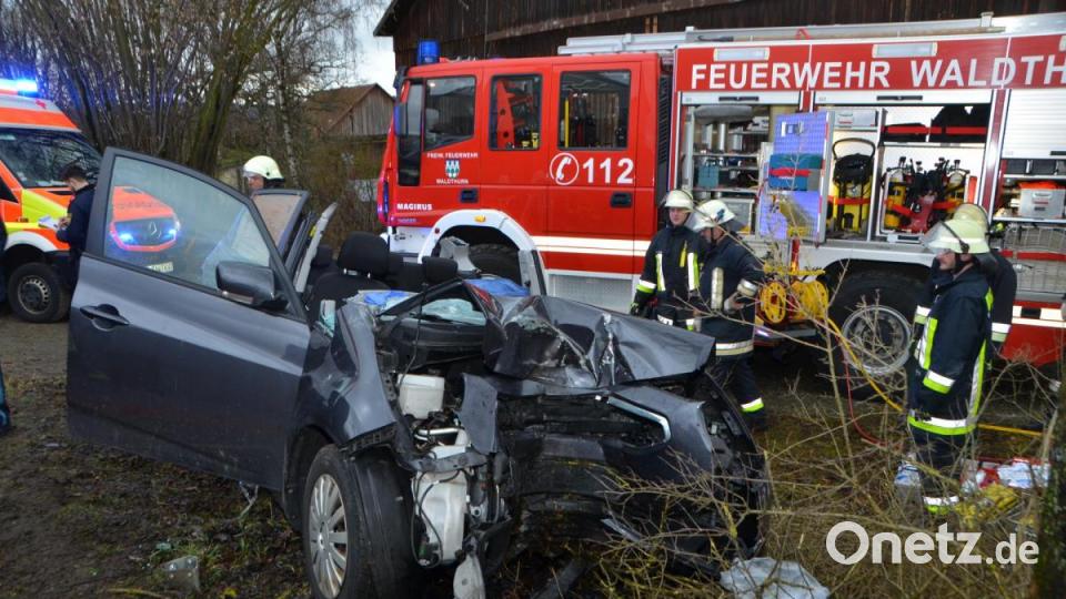 Eine Seniorin war mit ihrem Auto mitten in Albersrieth frontal gegen einen Baum geprallt. Sie wurde eingeklemmt und musste aus dem Fahrzeug befreit werden. Bild: dob