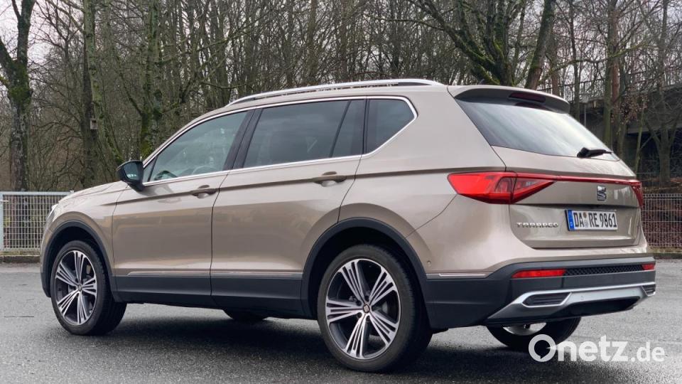 Der Seat Tarraco zählt zur Mittelklasse, zeigt aber manch großem SUV die lange Nase - pardon das lange Heck. Bild: Michael Ascherl