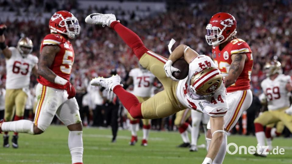 Kyle Juszczyk (M) von den San Francisco 49ers erzielt einen Touchdown im Superbowl 2020. Am Ende sollten aber die von MVP Patrick Mahomes angeführten Kansas City Chiefs triumphieren. Bild: Lynne Sladky/dpa
