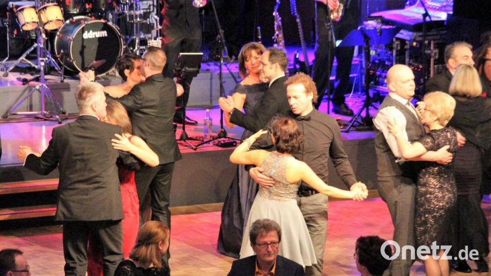 Zur Musik des Party Symphonie Orchesters „One and Six Symphonik Strings“ tanzten die Gäste durch die Nacht der Gastronomie. Bild: Dagmar Williamson