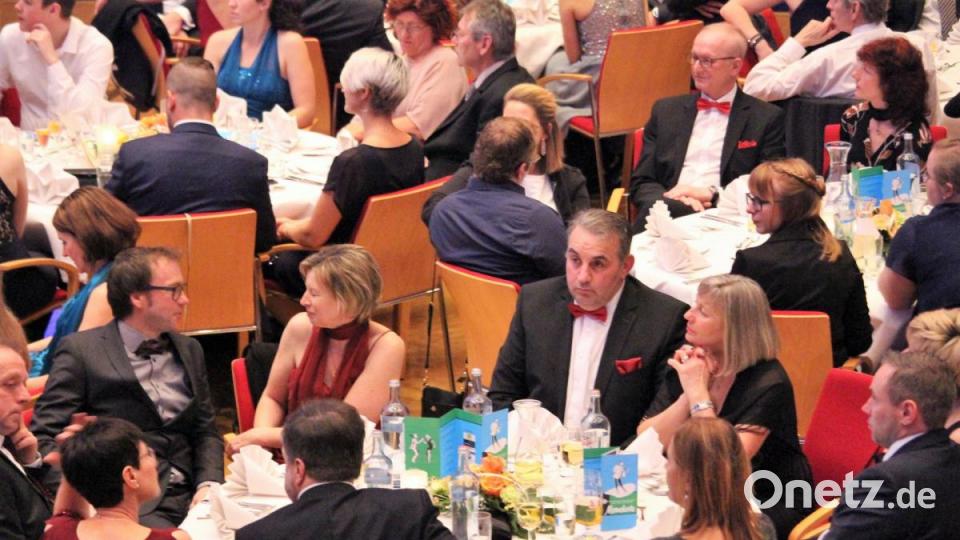 Über 400 Gäste kamen ins Amberger Kongresszentrum, um gemäß dem Motto zu &quot;essen, trinken, tanzen und feiern&quot;. Bild: Dagmar Williamson