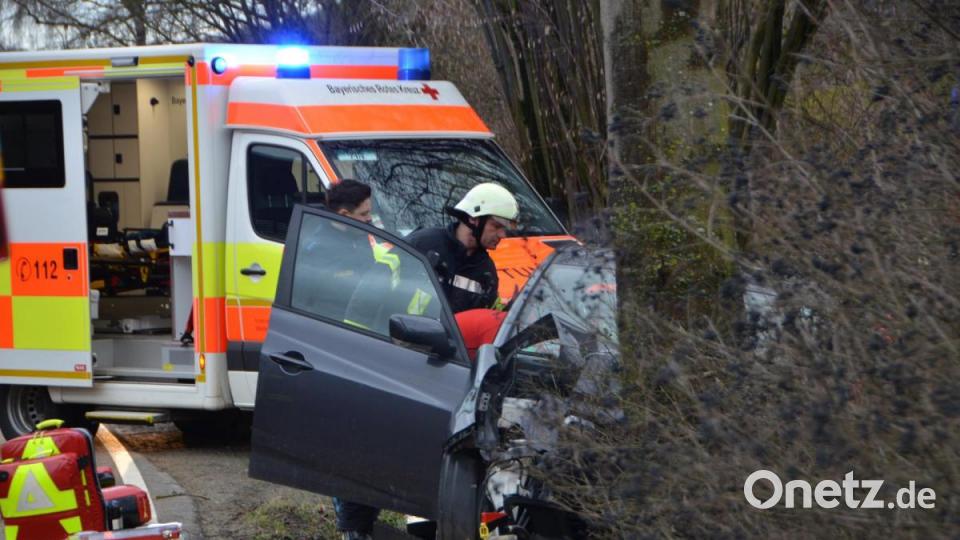 Eine Seniorin war mit ihrem Auto mitten in Albersrieth frontal gegen einen Baum geprallt. Sie wurde eingeklemmt und musste aus dem Fahrzeug befreit werden. Bild: dob
