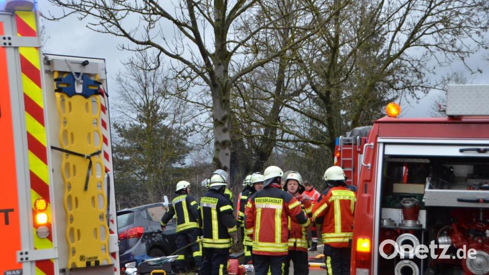 Eine Seniorin war mit ihrem Auto mitten in Albersrieth frontal gegen einen Baum geprallt. Sie wurde eingeklemmt und musste aus dem Fahrzeug befreit werden. Bild: dob