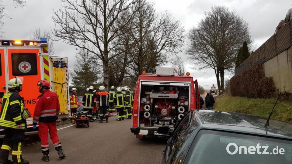 Eine Seniorin war mit ihrem Auto mitten in Albersrieth frontal gegen einen Baum geprallt. Sie wurde eingeklemmt und musste aus dem Fahrzeug befreit werden. Bild: dob