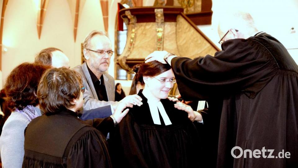 Regionalbischof Klaus Stiegler und die Wegbegleiter von Kathrin Spies berufen sie in das Amt der Pfarrerin. V.l.: Alexander Spies, Gerhard Eber (verdeckt Pfarrer Stefan Fischer) und Pfarrer Dirk Grafe. Bild: bkr