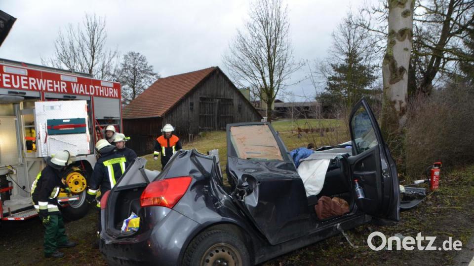 Eine Seniorin war mit ihrem Auto mitten in Albersrieth frontal gegen einen Baum geprallt. Sie wurde eingeklemmt und musste aus dem Fahrzeug befreit werden. Bild: dob