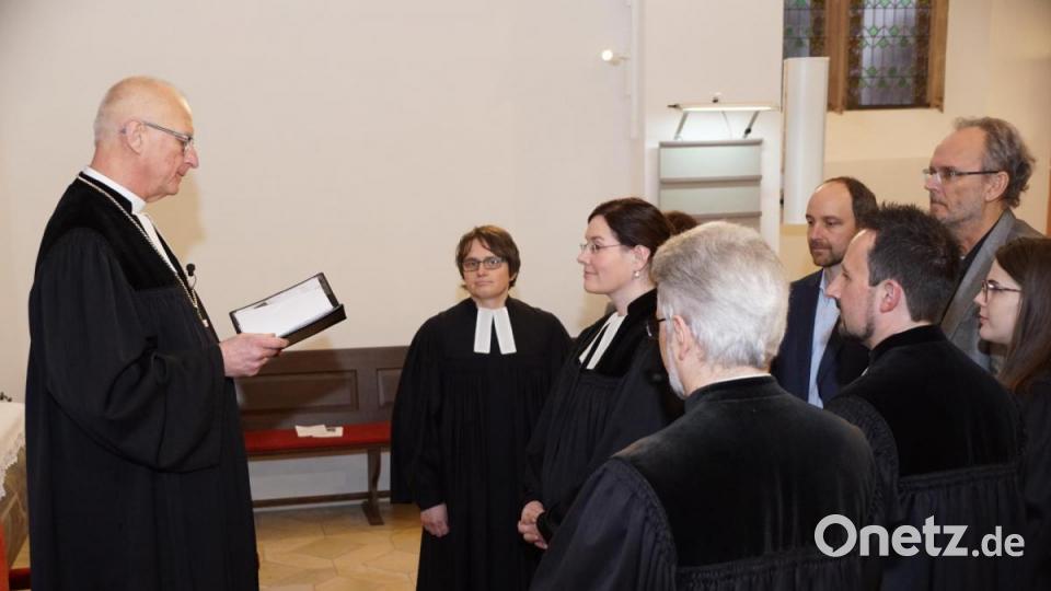 Bischof Klaus Stiegler beruft Kathrin Spies zur Priesterin. Ihre Wegbegleiter wohnten der Ordination ganz nah mit. Es waren v.l.: Jennifer Marcen, Isabella Weingärtner (verdeckt), Alexander Spies, Gerhard Eber, Pfarrerin Maria Ammon, Pfarrer Stefan Fischer, Pfarrer Dirk Grafe. Bild: bkr