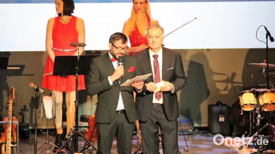 Kreisvorsitzende Norbert Stöckl und Hans-Jürgen Nägerl begrüßen die Gourmets aus der Region und zeigen sich allen Mitwirkenden, Sponsoren und Premium-Partnern dankbar. &quot;Ohne sie wäre so ein Abend nicht möglich.&quot; Bild: Dagmar Williamson