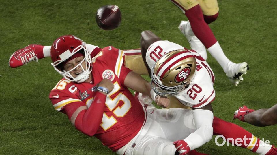 Jimmie Ward (r) von den San Francisco 49ers im Zweikampf gegen Patrick Mahomes (l) von den Kansas City Chiefs. Bild: Charlie Riedel/dpa