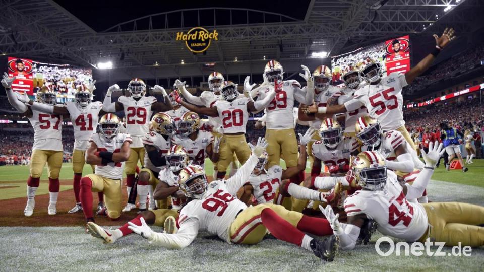 Spieler der San Francisco 49ers jubeln während des Spiels. Bild: Mark J. Terrill/dpa