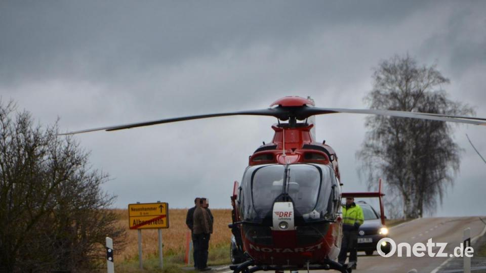 Eine Seniorin war mit ihrem Auto mitten in Albersrieth frontal gegen einen Baum geprallt. Sie wurde eingeklemmt und musste aus dem Fahrzeug befreit werden. Bild: dob