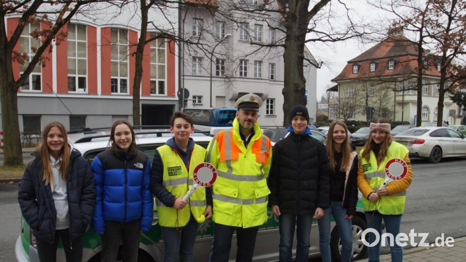 Polizeihauptmeister Thomas Nörl bildet die Schüler zu Lotsen aus. Bild: exb