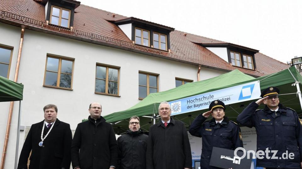 Salut für die gesungenen Hymnen zum Abschluss der Feierstunde. Bild: Petra Hartl