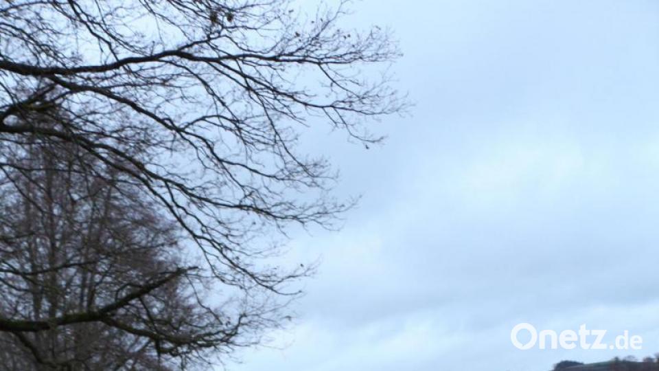 Die Jugendlichen mit ihren Fahrrädern nahmen es sportlich. Ein Auto hätte Schwierigkeiten bekommen können, denn der Straßenverlauf war nicht mehr zu sehen. Bild: rpp