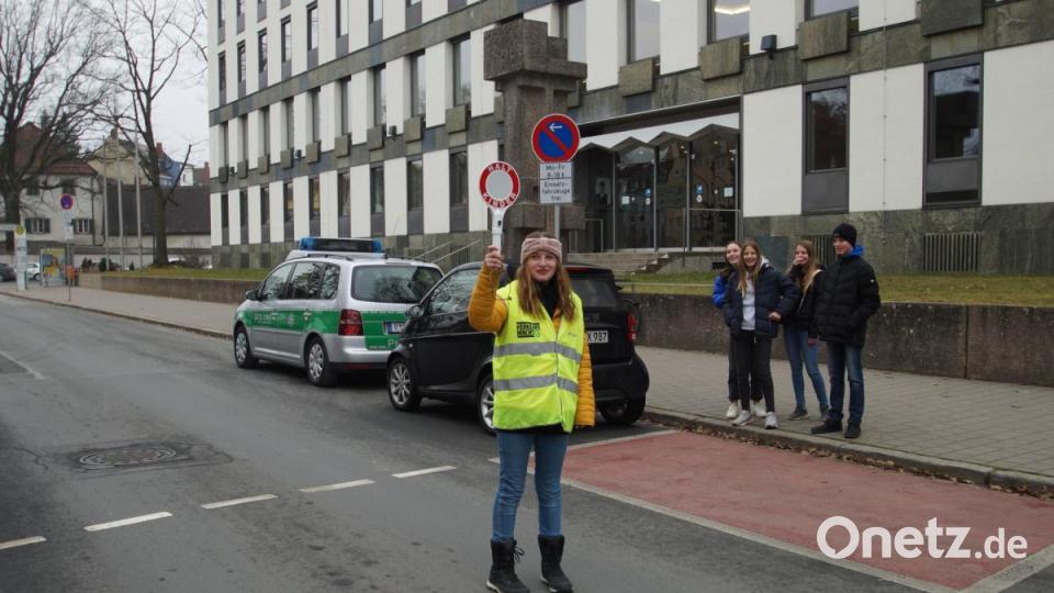 Polizeihauptmeister Thomas Nörl bildet die Schüler zu Lotsen aus. Bild: exb