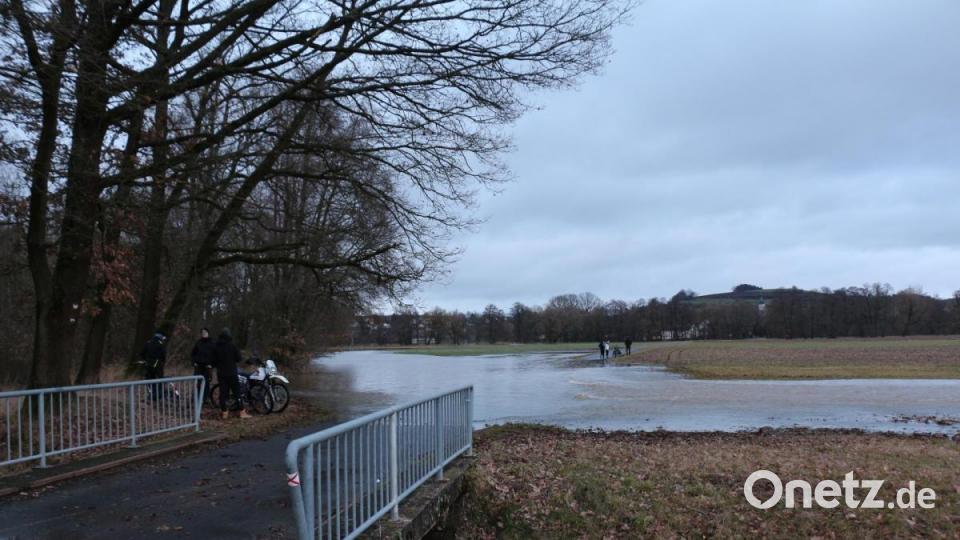 Aus Sicherheitsgründen hat die Gemeinde Verbindungsstraße zwischen Weha und Kastl sperren lassen. Ab Mittwochabend soll sie wieder befahrbar sein. Bild: rpp