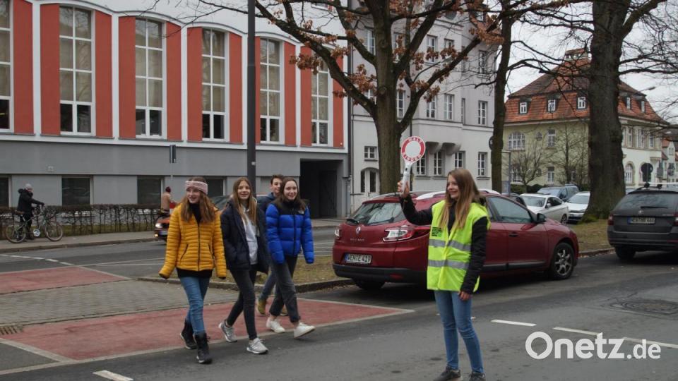Polizeihauptmeister Thomas Nörl bildet die Schüler zu Lotsen aus. Bild: exb