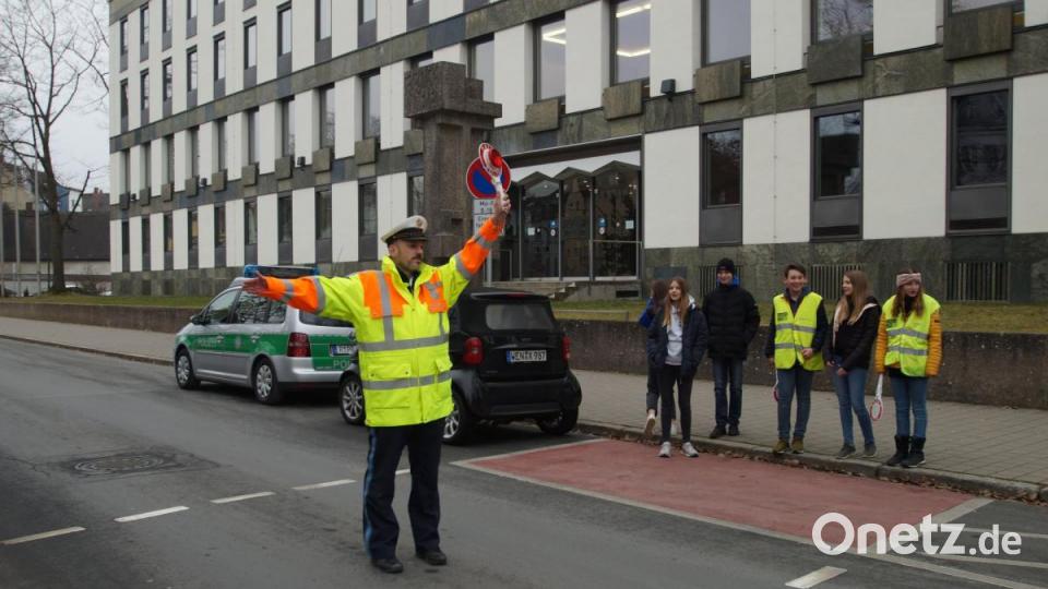 Polizeihauptmeister Thomas Nörl bildet die Schüler zu Lotsen aus. Bild: exb