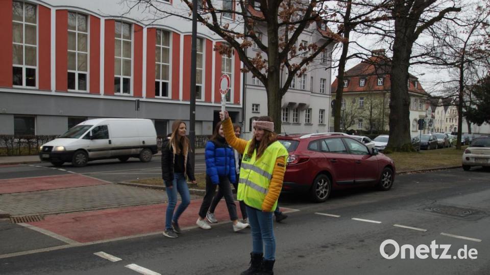 Polizeihauptmeister Thomas Nörl bildet die Schüler zu Lotsen aus. Bild: exb