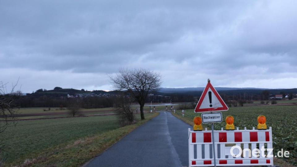 Die Verbindungsstraße zwischen Weha und Kastl ist seit Dienstag gesperrt. Von Weha aus war deutlich zu sehen, wie Kastl vom Wasser umrundet wird. Bild: rpp