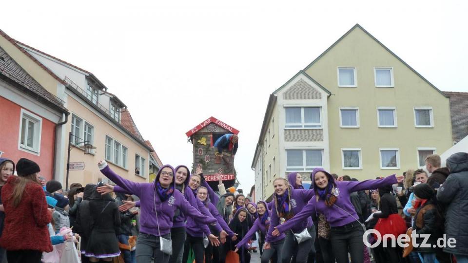 Gut aufgelegt: Die Garde der Faschingsgesellschaft Stulln führte den närrischen Zug an. Bild: Portner