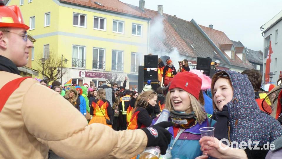 Die Feuerwehr Pfreimd verteilte Löschwasser ans Publikum. Bild: Portner