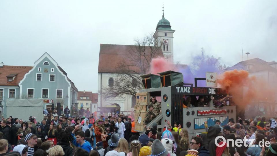 Der Marktplatz in Pfreimd war am Faschingsdienstag fest in Narrenhand. Der Gaudiwurm zog mit lauter Partymusik, Konfettiregen und Rauchbomben durch die Straßen. Bild: Portner