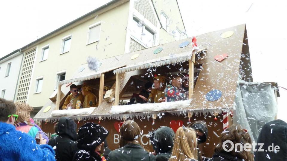 Konfettiregen in der Straße. Bild: Portner