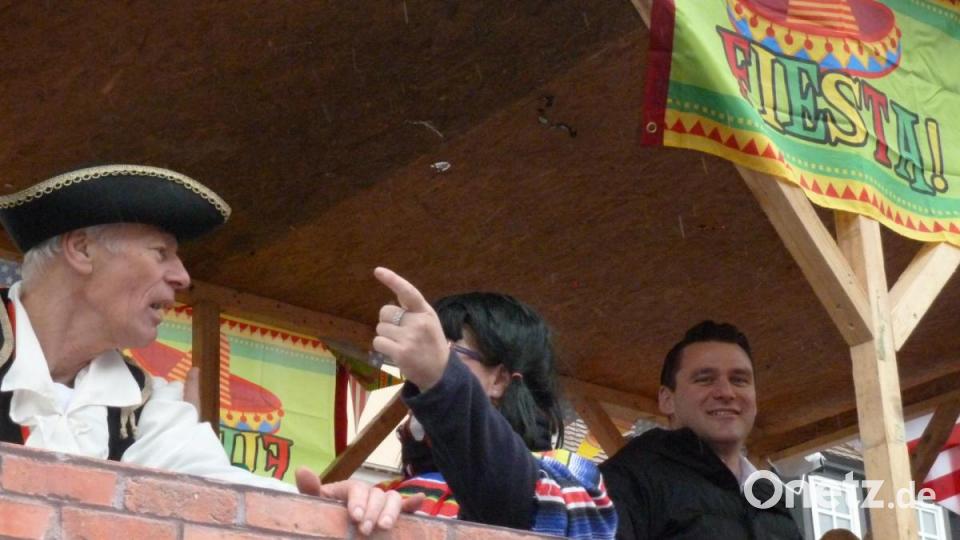 Landrat Thomas Ebeling (rechts) und sein Stellvertreter Arnold Kimmerl warfen Bonbons aus. Bild: Portner