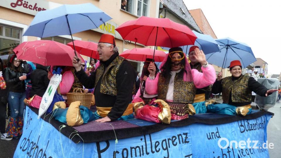 Die Lampenrichter Siedlung als Überflieger war mit Regenschirmen gut gerüstet. Bild: Portner