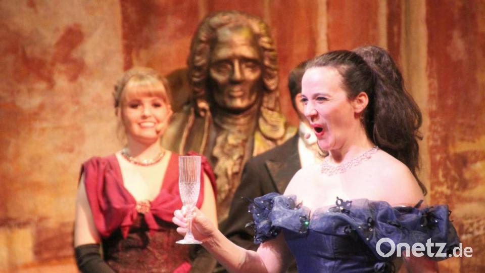 Christine bei Verdis „Brindisi“. Bild: exb