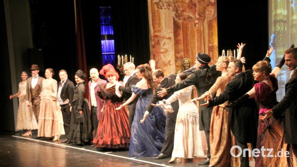 Das Ensemble verabschiedet sich. Bild: exb