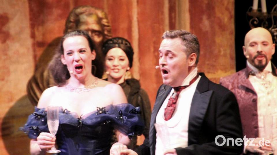 Christine bei Verdis „Brindisi“. Bild: exb