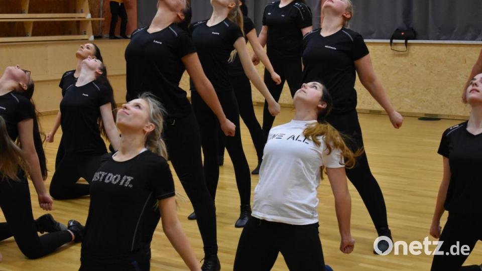 Für OTon hat Lucia Seebauer die Ü-15 Mädels der AWO-Tanzgruppe Grün-Weiß in Oberviechtach beim Training besucht. Sie ersetzte dabei eine fehlende Tänzerin. Bild: exb/Michael Welnhofer