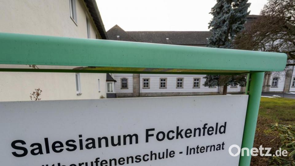 &quot;Salesianum Fockenfeld Spätberufenenschule - Internat&quot; steht vor der Schule in Konnersreuth. Bild: Armin Weigel/dpa