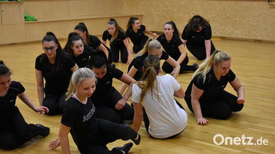 Für OTon hat Lucia Seebauer die Ü-15 Mädels der AWO-Tanzgruppe Grün-Weiß in Oberviechtach beim Training besucht. Sie ersetzte dabei eine fehlende Tänzerin. Bild: exb/Michael Welnhofer